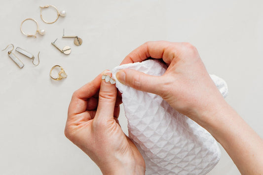 Hoe Moet Je Jouw Sieraden Oppoetsen?